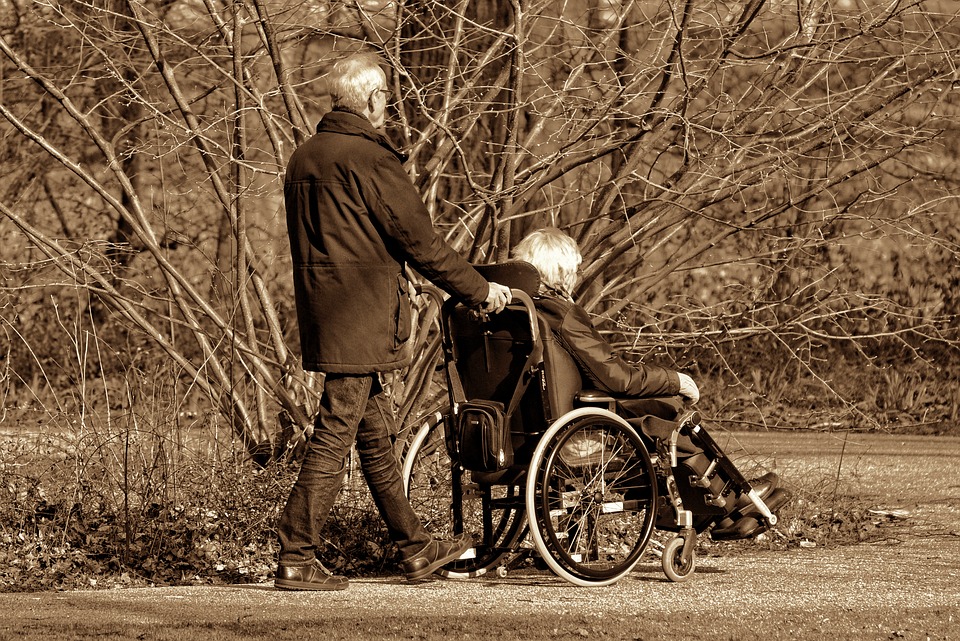 Romantisnya Kakek Mendorong Kursi Rodanya Nenek