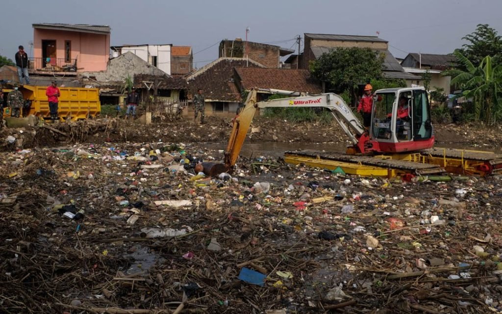 Gambar Pencemaran Air Sungai Citarum