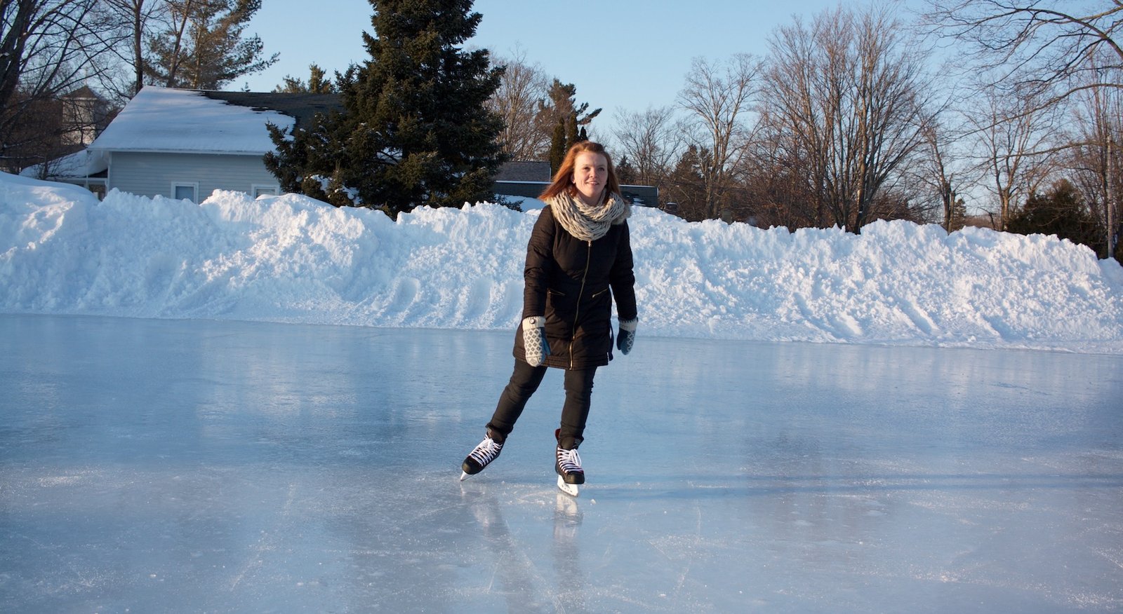 Seorang gadis yang sedang asik bermain ice skating