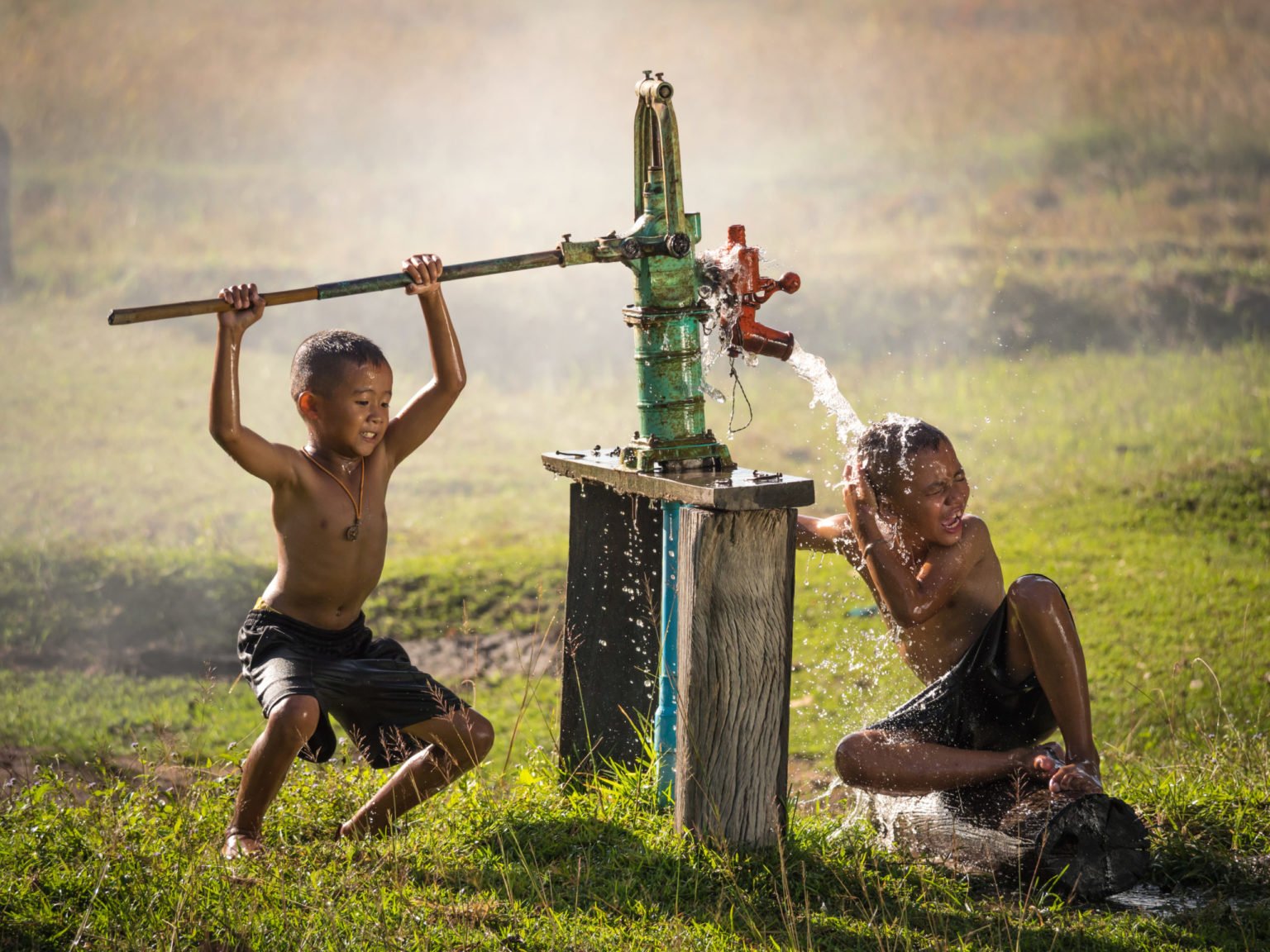 Dua Anak Kecil yang Sedang Mandi Menggunakan Air Tanah | MateriKimia