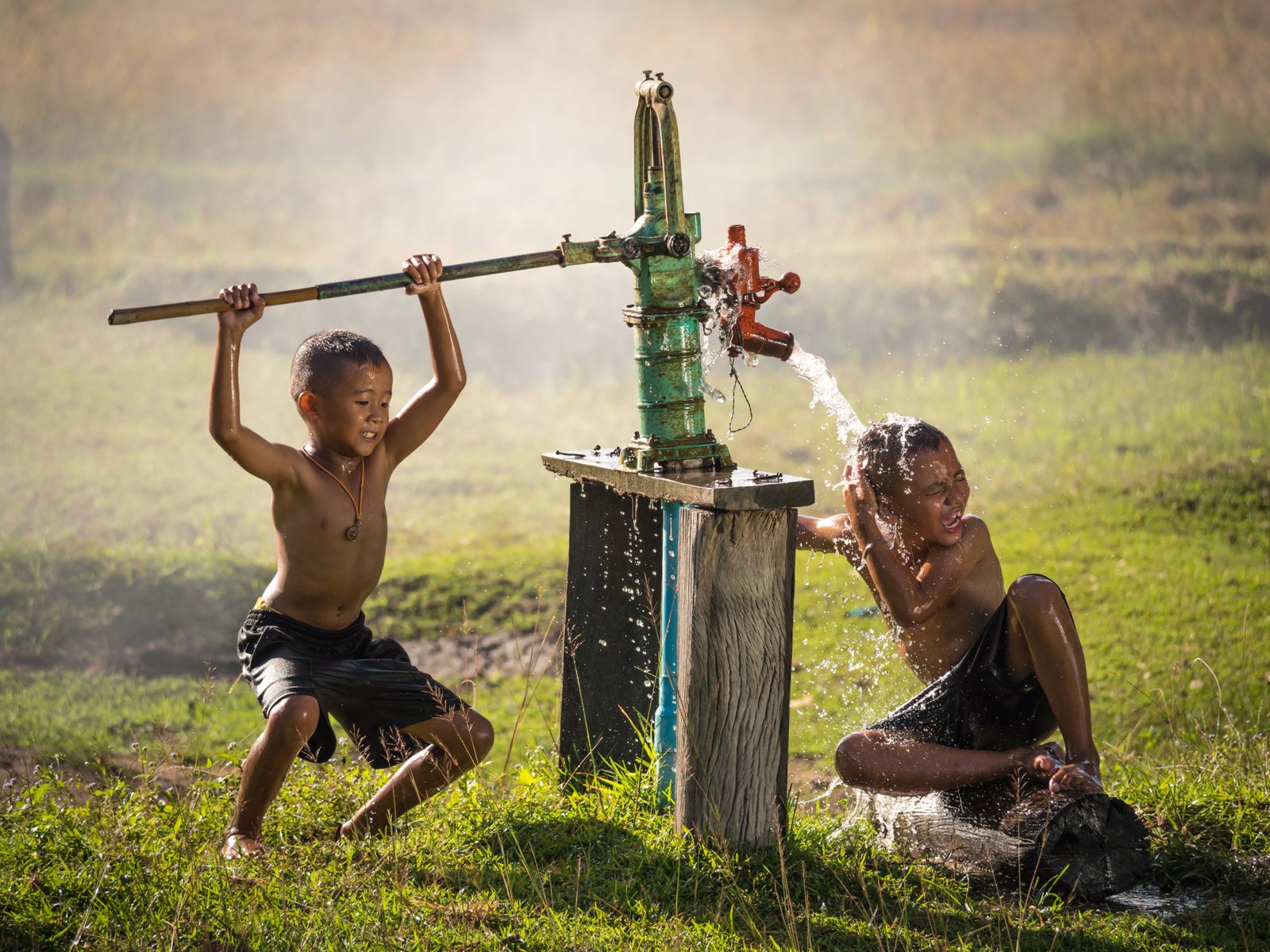 Dua Anak Kecil yang Sedang Mandi Menggunakan Air Tanah