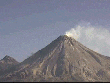 Gunung Meletus yang Mengeluarkan Abu Vulkanik
