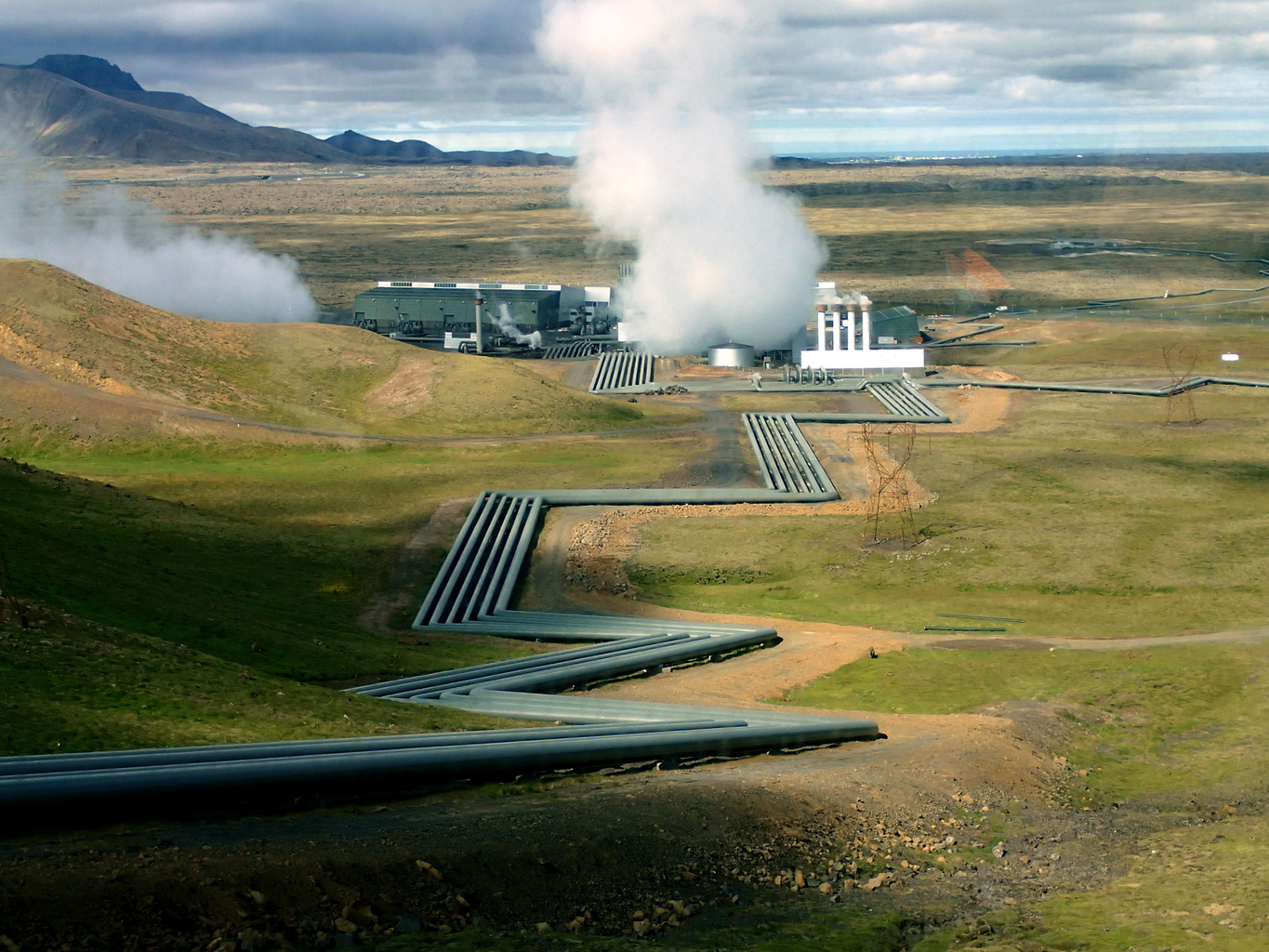 Geothermal energy. Utyjnthvfkmyfz 'ktrnhjcnfywbz d bckfyl;BB. Геотермальная энергия в Исландии. Геотермальная Энергетика Исландии теплицы. Геотермальная станция Hellisheidi в Исландии.