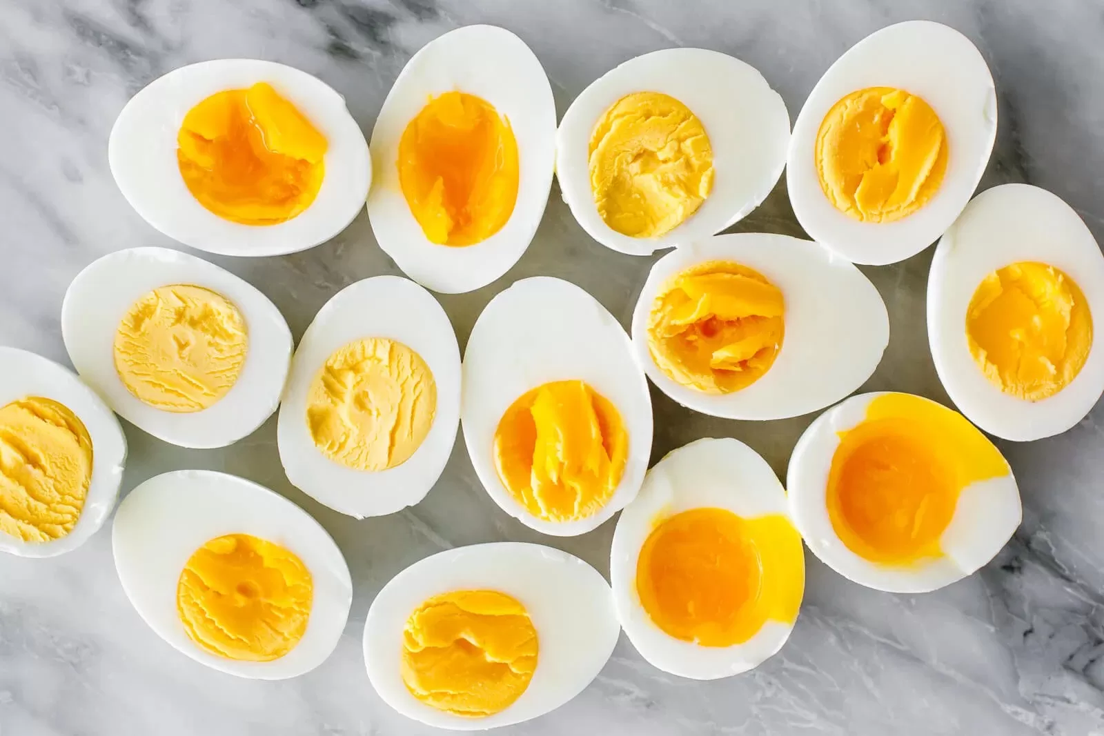 Сколько нужно варить яйцо всмятку после закипания. Яйца всмятку. Яйца вкрутую. Яйцо в крутую. Мягкое вареное яйцо.
