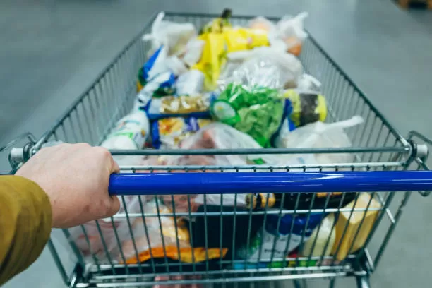 Menarik Kereta Belanja di Supermarket